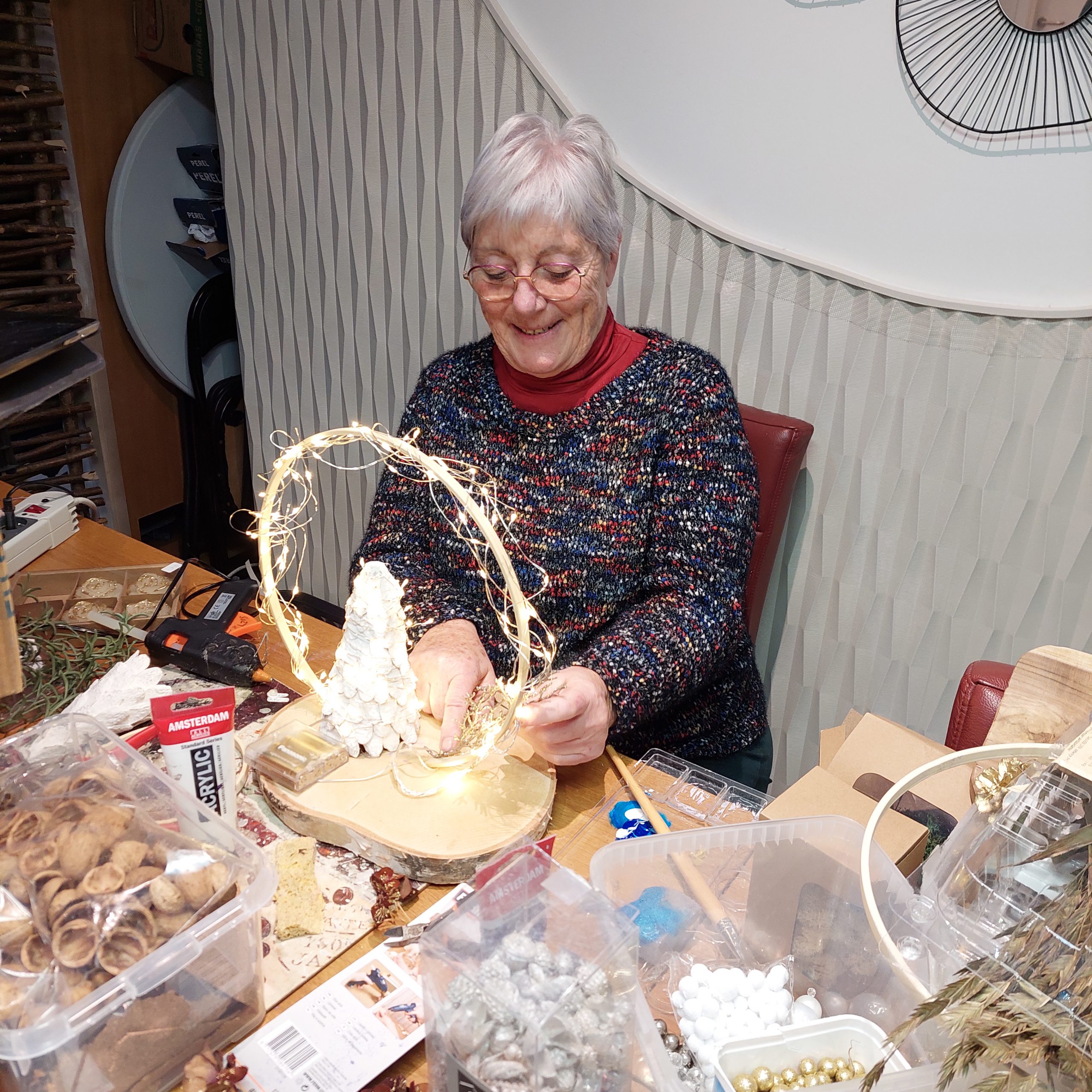 Une clinitalents faisant une décoration de Noel